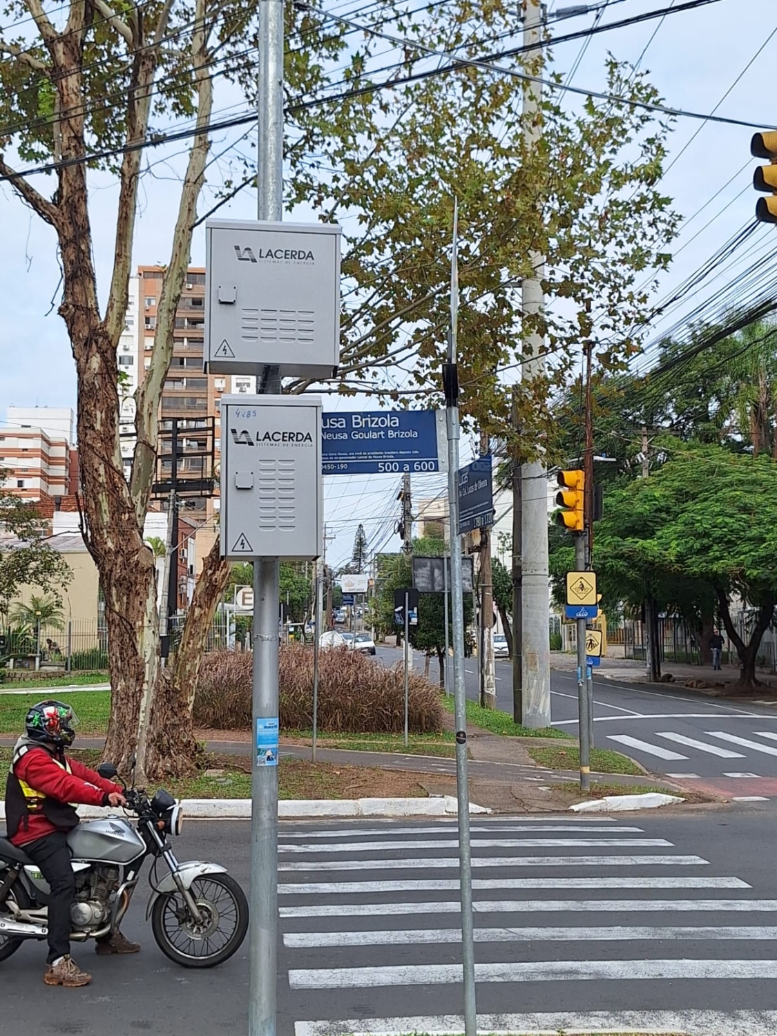 Nobrak semafórico instalado pela CHIORRI Nobreaks semafóricos instalados em cruzamentos para manter o funcionamento das sinaleiras